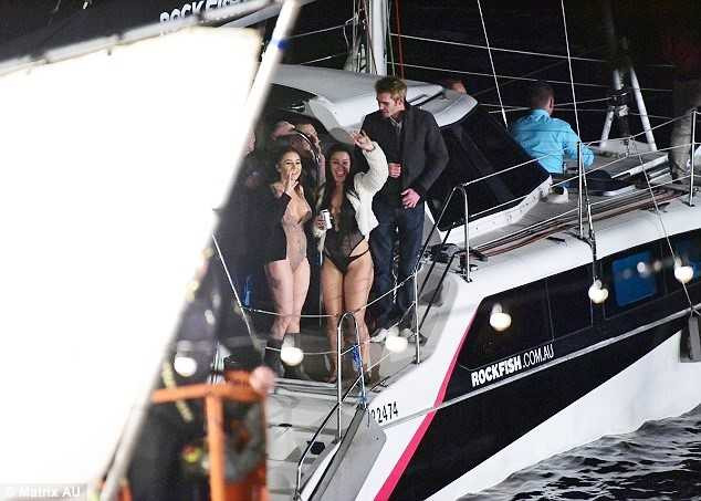 E-kip phim Thanh Long bi phat tan canh thac loan tren thuyen hinh anh 1