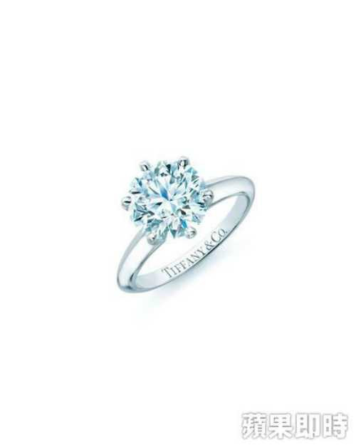 Hoắc Kiến Hoa trao cho Lâm Tâm Như chiếc nhẫn bằng vàng trắng của thương hiệu Tiffany & Co có giá trị 10 triệu NDT (khoảng 33 tỷ đồng). Viên kim cương 3 carat đính trên chiếc nhẫn có 6 móng vuốt.