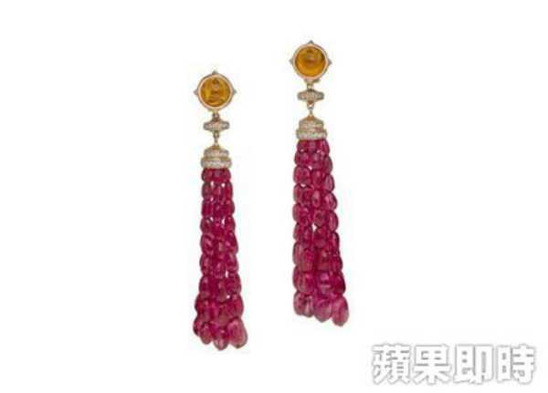 Đôi khuyên tai bằng vàng đính kim cương và đá quý của Lâm Tâm Như cũng thu hút sự quan tâm của người hâm mộ bởi giá trị 