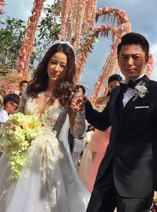 Chiếc váy có chiều dài hơn 3,4m, được đắp ren tinh tế tạo nên những khoảng hở mang đến vẻ quyến rũ mà vẫn kín đáo cho Lâm Tâm Như.