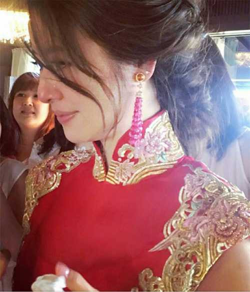 Nữ diễn viên xúc động trong lễ đón dâu.