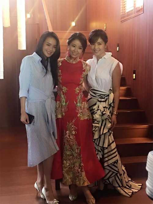 Trước đó, sáng 31/7, Lâm Tâm Như diện trang phục truyền thống màu đỏ trong lễ đón dâu của nhà thiết kế Lam Ngọc. Chiếc váy được thêu và đính họa tiết ánh kim sang trọng.