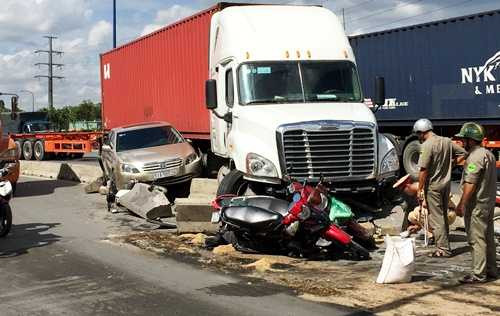 Chiếc xe container gây tại nạn hất văng 6 xe trên Xa lộ Hà Nội - Ảnh: Hải Hiếu