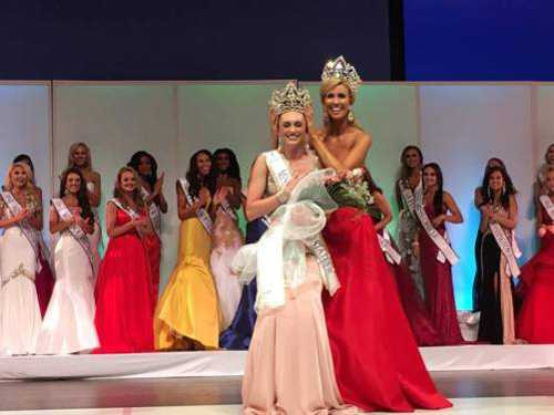 Người đẹp 18 tuổi nhận vương miện từ người tiền nhiệm.