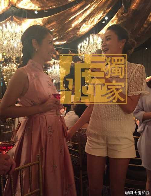 Với bộ trang phục này, Lâm Tâm Như lộ rõ bụng bầu. Mặc dù suốt thời gian qua cô dâu không xác nhận bầu bí, nhưng cô nhiều lần