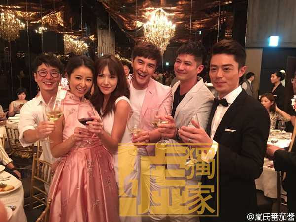 Tối 2/8, vợ chồng Lâm Tâm Như tổ chức thết tiệc bạn bè tại quê nhà cô dâu ở Đài Loan. Sau phần lễ, cô dâu thay trang phục và đồng hành cùng chú rể ra tiếp khách. Lâm Tâm Như diện xường xám cách điệu, trong khi chú rể... vẫn bộ vest quen thuộc. So với đám cưới ở Bali, đôi uyên ương trông thoải mái hơn hẳn.