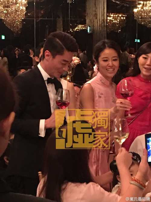 Chú rể Kiến Hoa cười nói vui vẻ trong suốt tiệc mừng. Khi lên phát biểu, anh cũng vô tình tiết lộ việc vợ đang có thai khi chia sẻ: