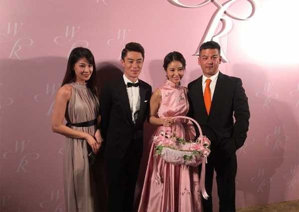 Đôi uyên ương hạnh phúc bên bạn bè, người thân. Quan khách dự tiệc đều khen ngợi Hoắc Kiến Hoa là anh chồng thương vợ nhất trên đời, khi anh chăm sóc cho cô từng ly từng tí. Khi MC chương trình hỏi Kiến Hoa giờ