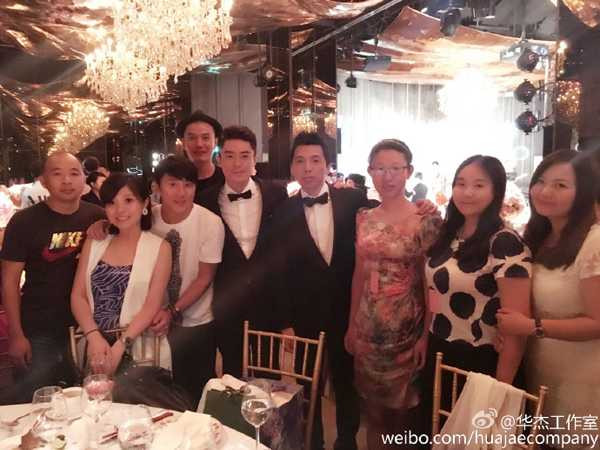 Chú rể chụp ảnh cùng những người bạn thân thiết, trong đó có trợ lý.