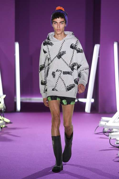 Quần áo in tư thế sex của nhà thiết kế Italy