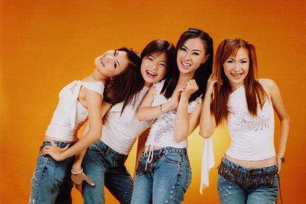 Ngô Quỳnh Anh (thứ hai từ trái sang) sinh năm 1983, là một trong 4 thành viên phiên bản đầu tiên của nhóm Mắt Ngọc. Nhóm thành lập năm 1998, gồm Thanh Ngọc, Ngô Quỳnh Anh, Thúy Nga và Duy Uyên, khi đó chỉ mới 14, 15 tuổi. Năm 2003, khi nhóm đang hoạt động sôi nổi thì Ngô Quỳnh Anh tách nhóm. 