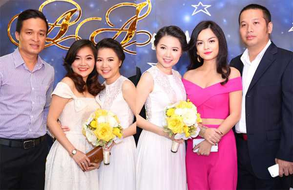 Tiệc cưới chỉ có một vài nghệ sĩ như Ưng Hoàng Phúc, vợ chồng Thanh Ngọc, vợ chồng Phạm Quỳnh Anh tham dự. Đây là những người bạn nghệ sĩ thân thiết nhất mà Ngô Quỳnh Anh còn giữ liên lạc.