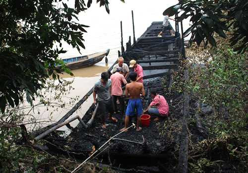 Công ty du lịch tình nghi các con tàu này bị phóng hỏa. Ảnh: An Nam