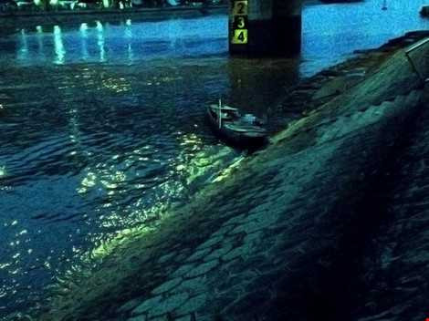 Thi thể người đàn ông trôi trên sông Sài Gòn được người dân đưa vào bờ