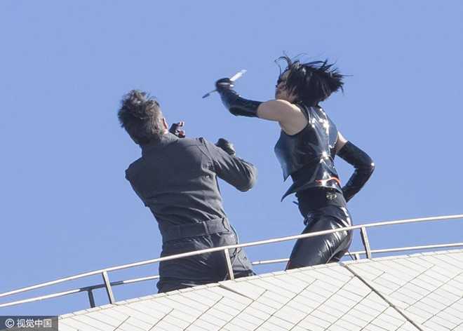 Thanh Long giao dau voi phu nu tren dinh nha hat cao 64 met hinh anh 4