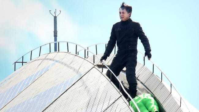 Thanh Long giao dau voi phu nu tren dinh nha hat cao 64 met hinh anh 1