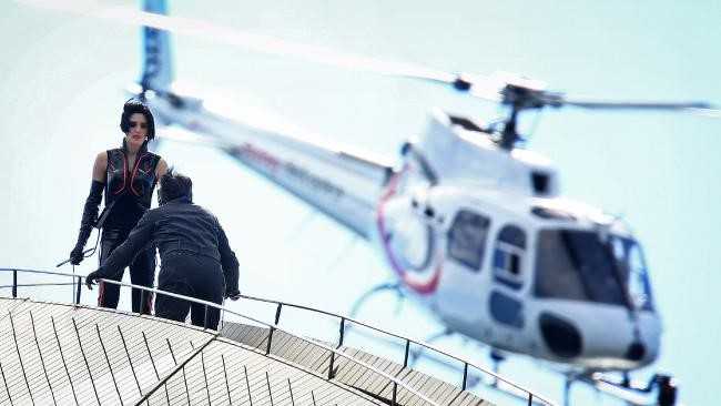 Thanh Long giao dau voi phu nu tren dinh nha hat cao 64 met hinh anh 8