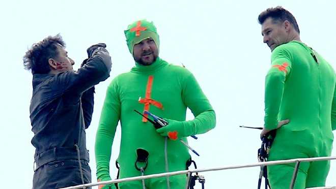 Thanh Long giao dau voi phu nu tren dinh nha hat cao 64 met hinh anh 9