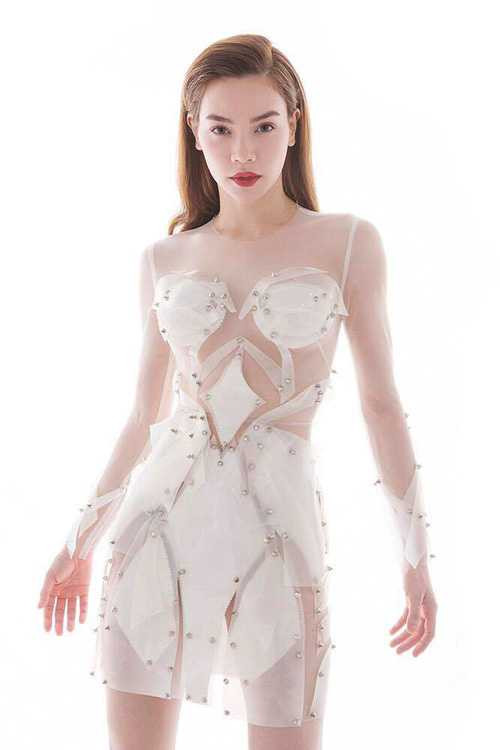 Trong bộ ảnh giới thiệu đội của mình ở The Face, Hà Hồ chọn một thiết kế đắp mảng độc đáo do Huy Trần thực hiện, toát lên nét quyến rũ, thời thượng. Tuy nhiên, trang phục này bị nghi nhái tác phẩm Versace mà diễn viên Kate Hudson mặc tại Met Gala 2016.