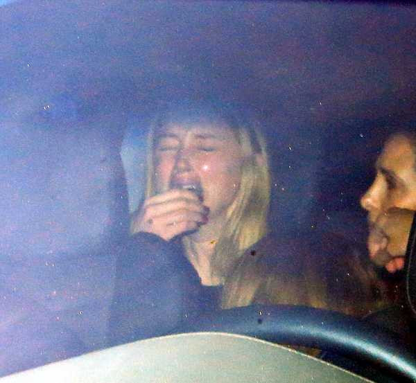 Amber khóc nức nở khi rời tòa hôm 27/5.