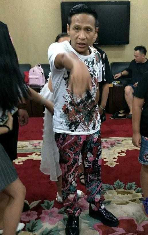 Vua hai Trung Quoc bi to goi 100 giang ho de doa khan gia hinh anh 2