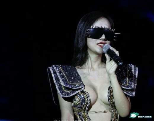 Sợ hãi với vòng 1 bị độn ép đến dị dạng của mỹ nhân Hoa - 3