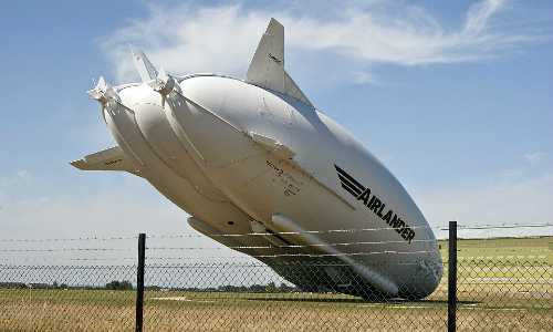 Máy bay Airlander chúc mũi xuống khi tiếp đất. Ảnh: South Beds News Agency