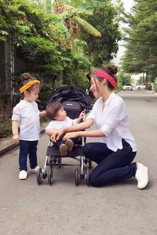 Elly Trần bên hai con.
