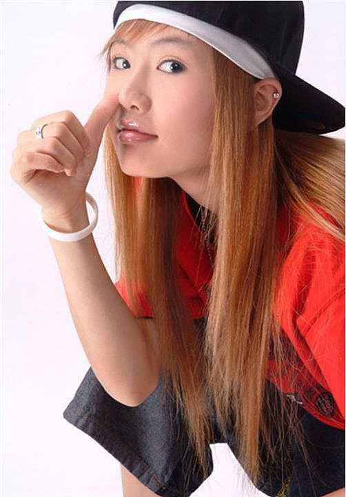 Ca sĩ Trung Quốc Vương Tư Bối là trường hợp điển hình khác của việc lạm dụng dao kéo khi cô đã phải trả giá bằng cả tính mạng mình. Tư Bối chết ngay trên bàn phẫu thuật, khi cô đang trong quá trình thu hẹp xương hàm. 