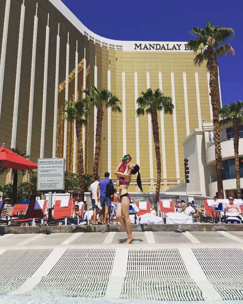 Dù đã trải qua hai lần sinh nở nhưng Kim Hiền vẫn tự tin mặc bikini, cùng con gái tắm nắng bên hồ bơi của khách sạn. 