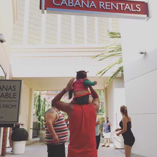 Kim Hiền thường xuyên lưu lại những khoảnh khắc đẹp về ông xã bên các con.