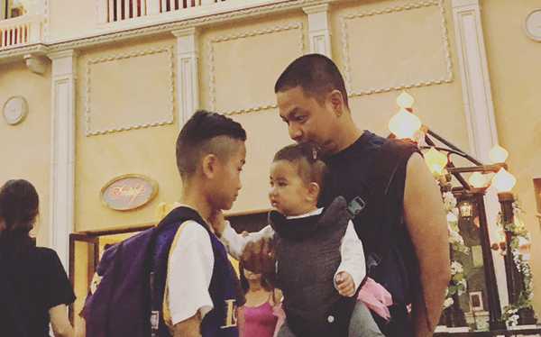 Cô cảm thấy mình may mắn khi ông xã Andy luôn giúp đỡ vợ chăm sóc hai nhóc tỳ. 