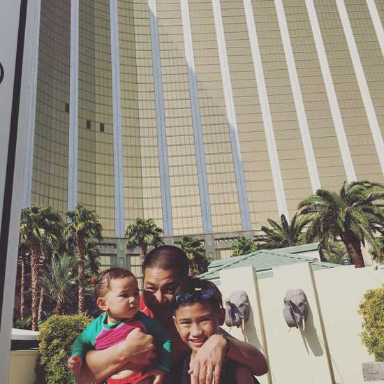 Anh yêu thương Sonic như chính con đẻ của mình. Với riêng nàng công chúa Yvona, anh rất tự hào vì cô bé giống hệt mình. 