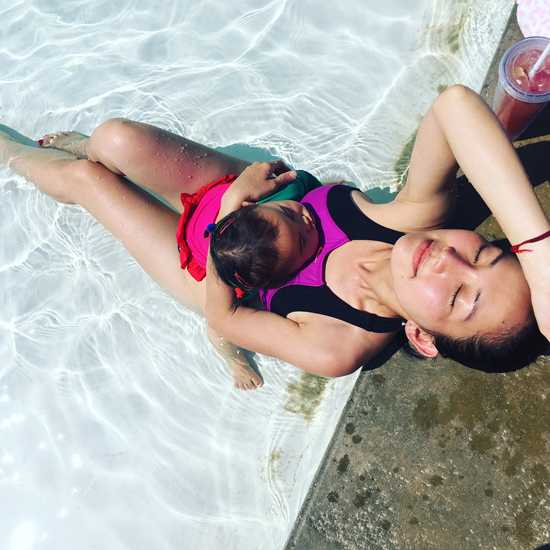 Cô tiết lộ, sau những ngày phơi nắng, làn da của cô đã đen sạm đi khá nhiều. 