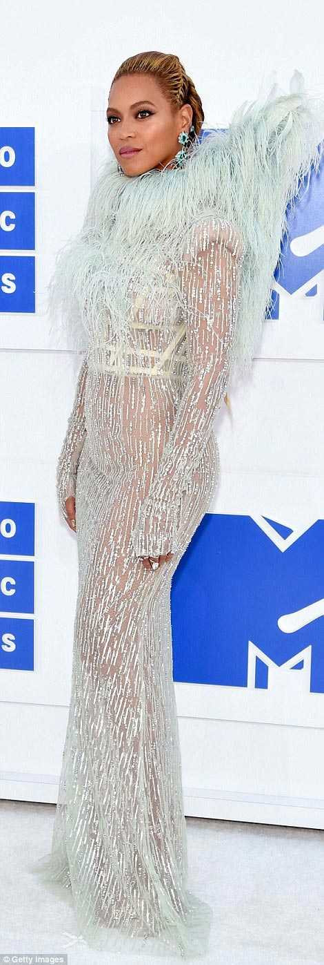 Dàn người đẹp xuyên thấu, thả rông gây náo loạn thảm đỏ - 5