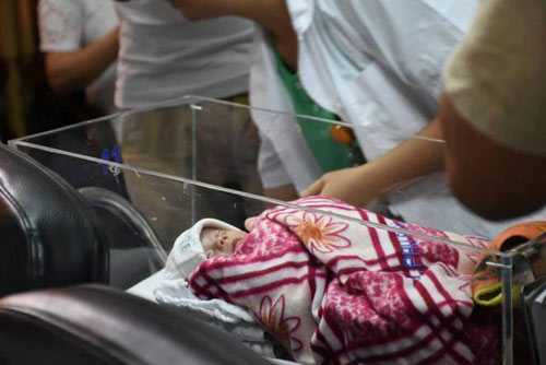 50-ngay-hoi-sinh-than-ky-cua-con-trai-thieu-uy-dau-thi-huyen-tram-3-1472631556-width500height334