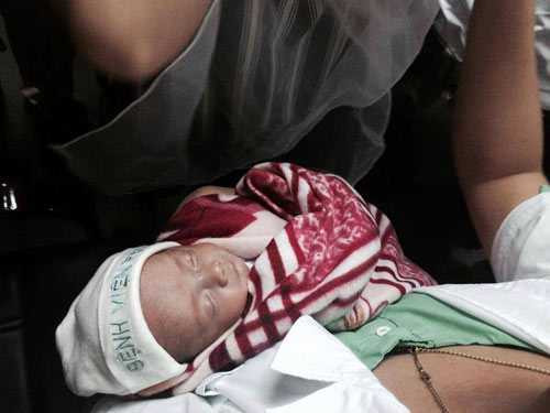 50-ngay-hoi-sinh-than-ky-cua-con-trai-thieu-uy-dau-thi-huyen-tram-4-1472631556-width500height375