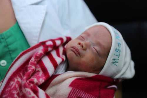 50-ngay-hoi-sinh-than-ky-cua-con-trai-thieu-uy-dau-thi-huyen-tram-5-1472631556-width500height333