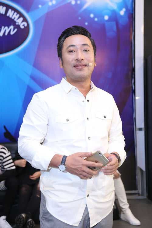 Vợ chồng ca sĩ Thu Minh tình tứ hôn môi sau 