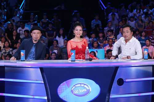 Vợ chồng ca sĩ Thu Minh tình tứ hôn môi sau 