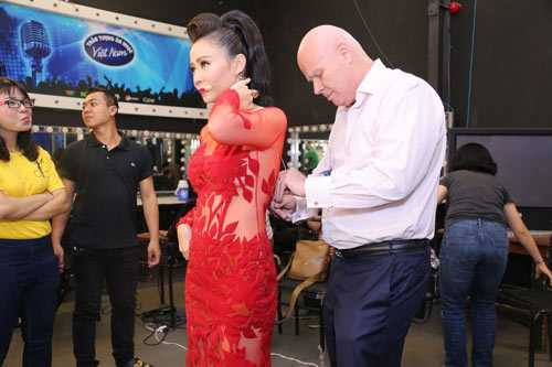 Vợ chồng ca sĩ Thu Minh tình tứ hôn môi sau 