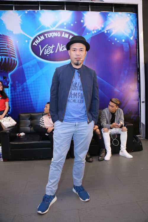 Vợ chồng ca sĩ Thu Minh tình tứ hôn môi sau 