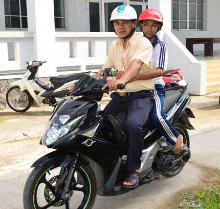 Thầy giáo làm xe ôm miễn phí đưa đón em Trương Thanh Nhành đến trường hàng ngày.