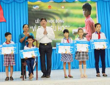 Em Trương Thanh Nhành (ngồi) nhận học bổng Vì em hiếu học.