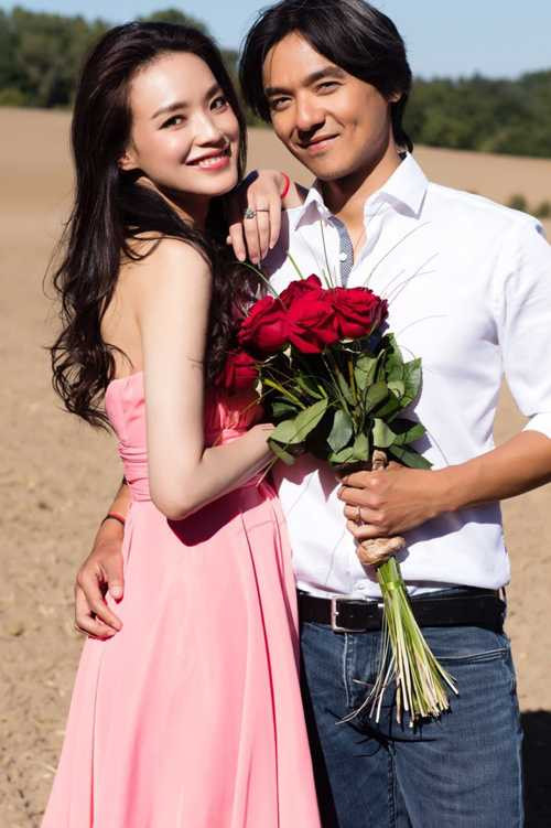 Ngày 3/9, Thư Kỳ gây bất ngờ khi công bố trên trang cá nhân loạt ảnh cưới và cho biết, cô đã bí mật lên xe hoa cùng diễn viên, nhà sản xuất Phùng Đức Luân. Cặp đôi đã có 20 năm quen biết, gần chục năm