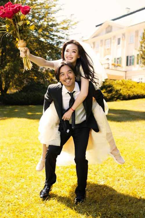 Bộ ảnh cưới của Thư Kỳ và Đức Luân được thực hiện với phong cách giản dị nhưng rất ngọt ngào, đáng yêu. Ngay cả những trợ lý thân thiết nhất của đôi uyên ương cũng không biết về kế hoạch kết hôn của cặp đôi này, tờ 163 cho hay. Trong khi đó, theo một nguồn tin, Đức Luân và Thư Kỳ đã làm đám cưới tại một lâu đài cổ tuyệt đẹp ở cộng hòa Czech.