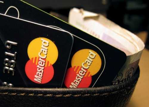 MasterCard bị cáo buộc tính phí thanh toán bằng thẻ quá cao. Ảnh: Reuters