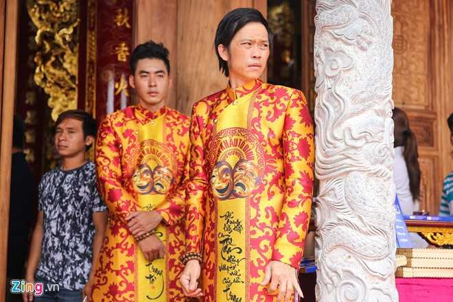 Bo me Hoai Linh ve Viet Nam du le gio To nganh san khau hinh anh 1