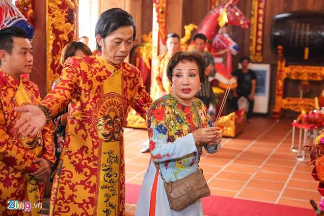 Bo me Hoai Linh ve Viet Nam du le gio To nganh san khau hinh anh 4