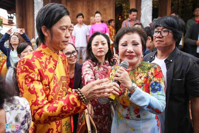 Bo me Hoai Linh ve Viet Nam du le gio To nganh san khau hinh anh 5